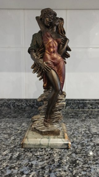 Escultura M. Senserrich pareja enamorada