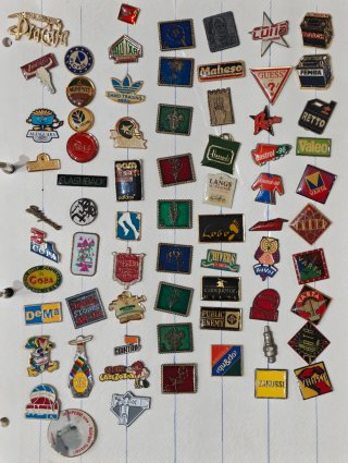 Lote de 300 pins de marcas