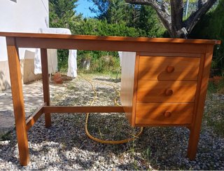 Mesa de madera con cajones