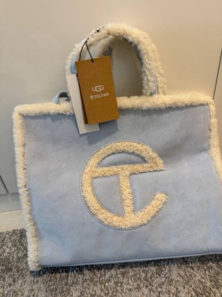 Bolso UGG x Telfar Azul y Beige