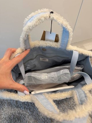 Bolso UGG x Telfar Azul y Beige