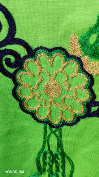 Maglietta donna verde Sensazione ricamata