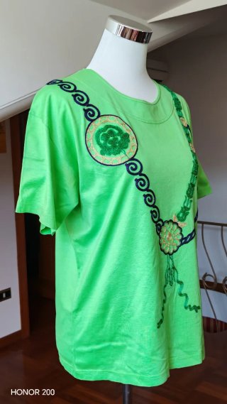 Maglietta donna verde Sensazione ricamata