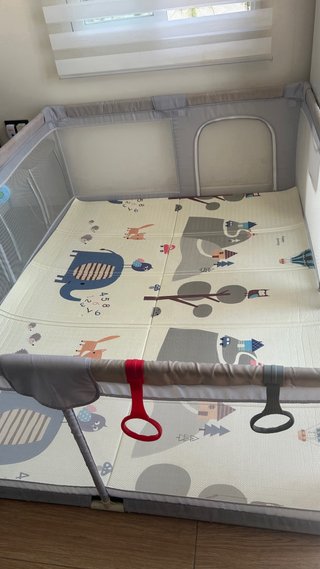 Parque de juegos infantil con alfombra