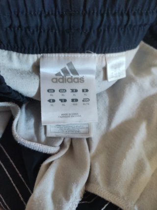 Pantalón corto Adidas azul oscuro.