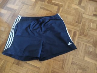Pantalón corto Adidas azul oscuro.