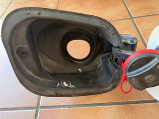 Tapa Combustible Opel Astra K con motor de cierre