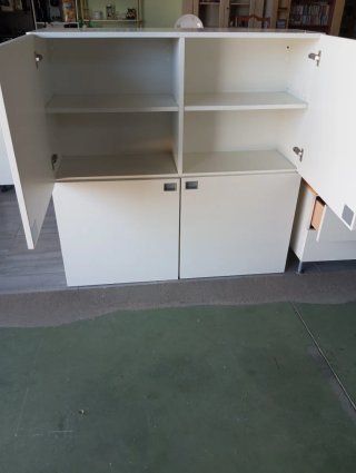 Estantería modular con puertas