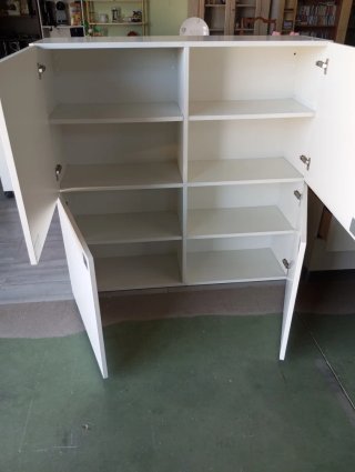 Estantería modular con puertas