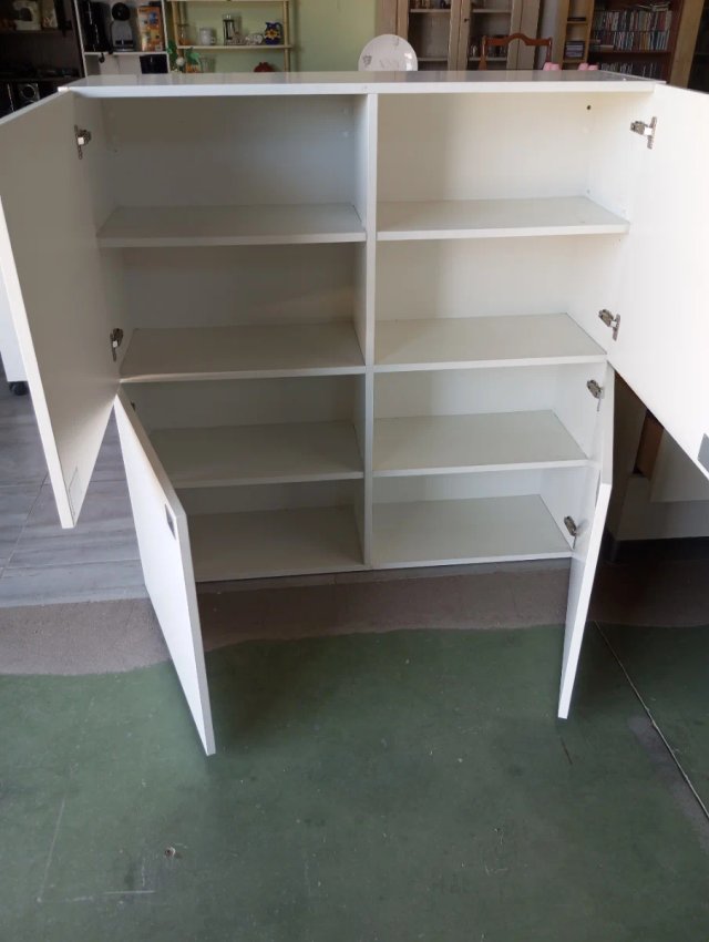 Estantería modular con puertas