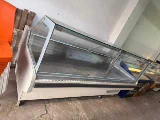 Vitrina expositora cristal y blanco