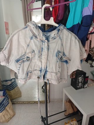 Chaquetilla vaquera con capucha