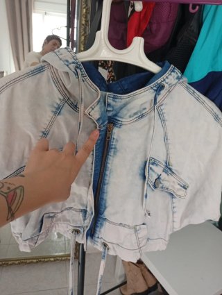 Chaquetilla vaquera con capucha