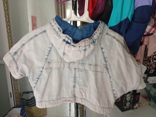 Chaquetilla vaquera con capucha