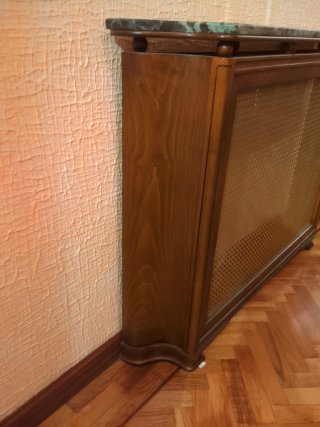 Cubre radiador de madera y mármol