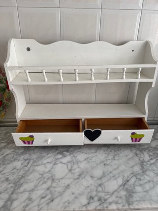 Estantería de madera blanca con cajones