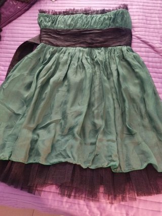 Vestido verde con fajín y pedrería
