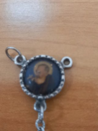 Crocifisso di collana rosario e immagine San Pio