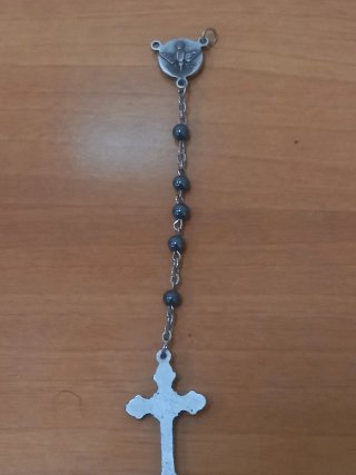 Crocifisso di collana rosario e immagine San Pio