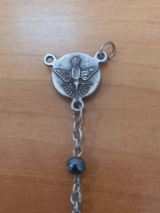 Crocifisso di collana rosario e immagine San Pio