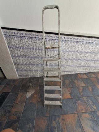 Escalera de orquilla metálica