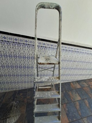 Escalera de orquilla metálica