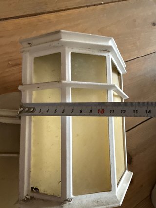 Farol metálico exterior blanco y amarillo