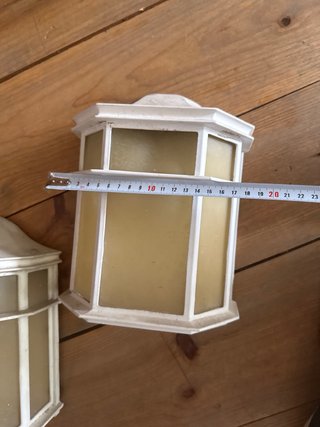 Farol metálico exterior blanco y amarillo