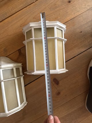 Farol metálico exterior blanco y amarillo