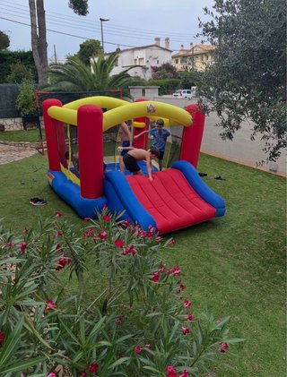 Castillo hinchable con ventilador. No se envía.