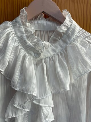 Blusa blanca con volantes