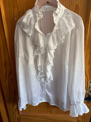 Blusa blanca con volantes