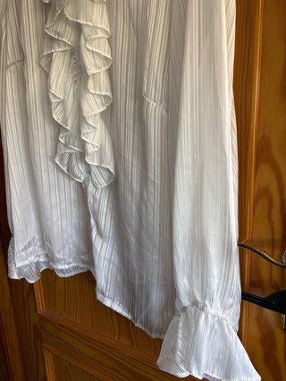 Blusa blanca con volantes
