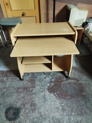 Escritorio de madera con ruedas