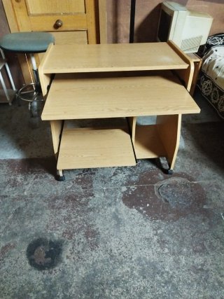Escritorio de madera con ruedas