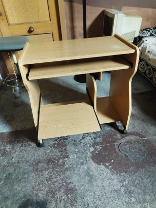 Escritorio de madera con ruedas
