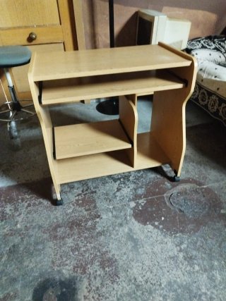 Escritorio de madera con ruedas