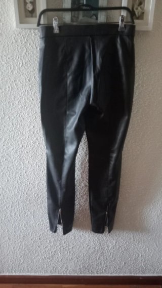 Pantalón efecto piel Zara negro,cintura alta.