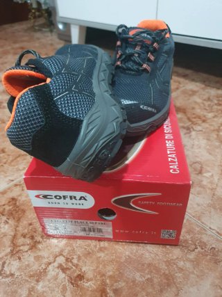 Zapatos de trabajo Cofra negros y naranjas