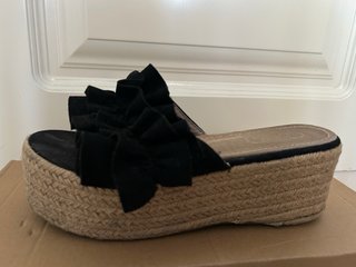 Sandalias negras con plataforma y volantes