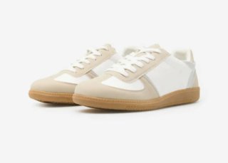 Zapatillas deportivas beige y blancas