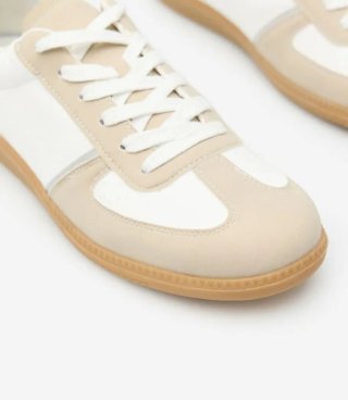 Zapatillas deportivas beige y blancas