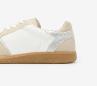Zapatillas deportivas beige y blancas