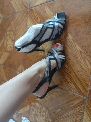 Zapatos de tacón negros y plateados