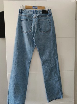 Pantalón vaquero tiro alto azul claro