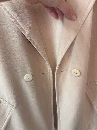 Chaqueta beige con cinturón