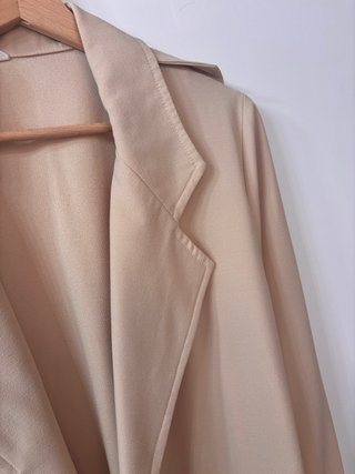 Chaqueta beige con cinturón