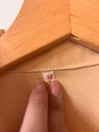 Chaqueta beige con cinturón