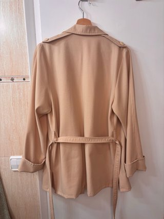 Chaqueta beige con cinturón