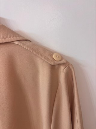 Chaqueta beige con cinturón